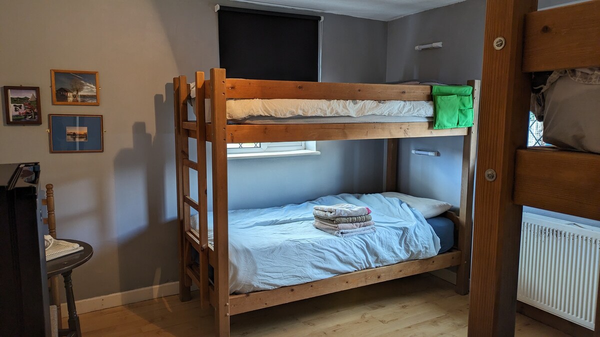Spacious private bedroom in independent hostel