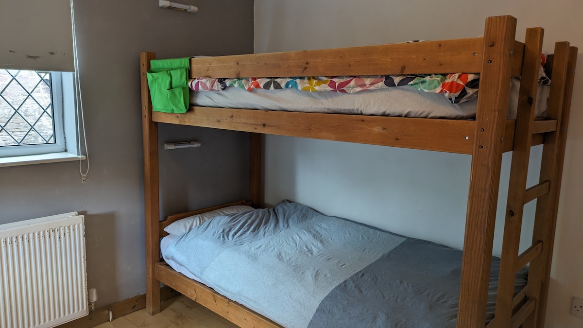 Spacious private bedroom in independent hostel