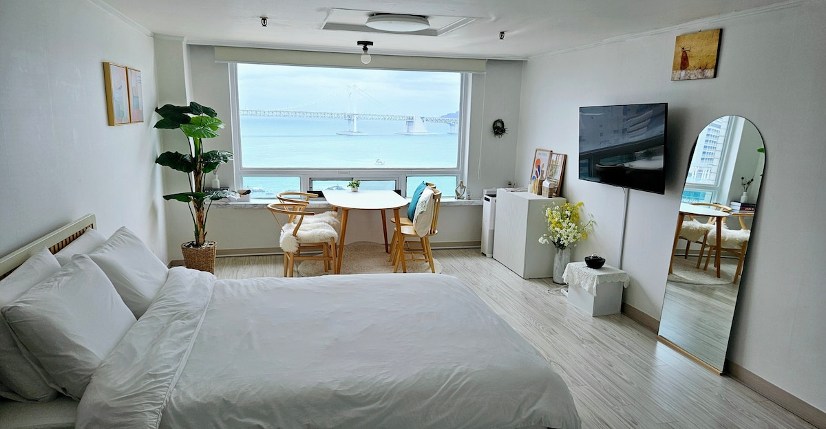 #漂亮的房子Eben #宽敞的室内空间！ #海滩线景观#摄影餐厅# Netflix #免费行李寄存