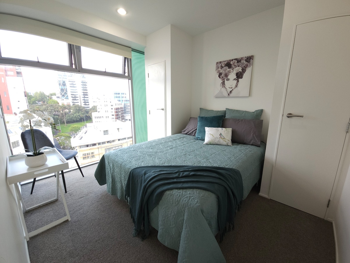 Lovely Bedroom in Shared Penthouse in Britomart
