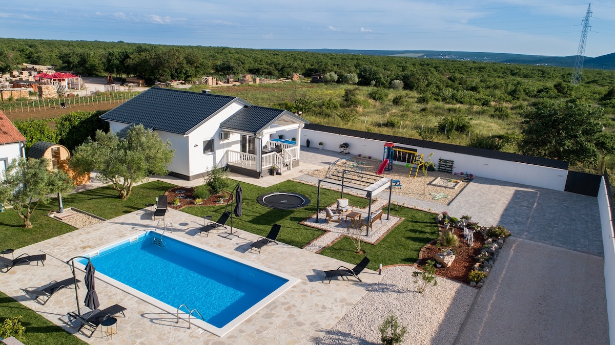 Holiday home "Aprilis"with pool, jacuzzi and sauna