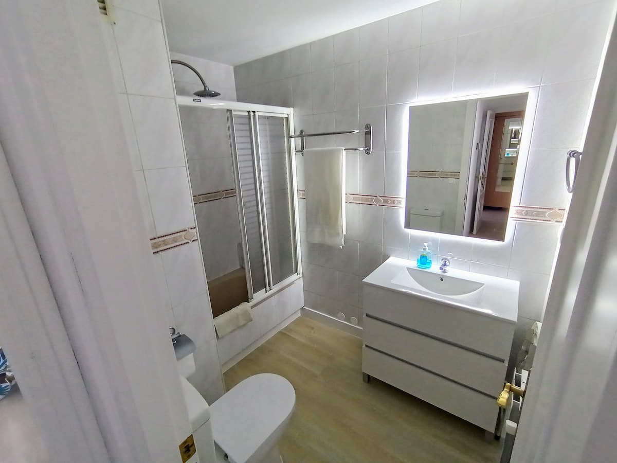 Torrelavega带独立浴室的房间