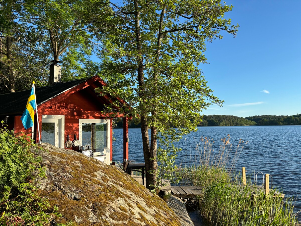 湖畔的湖畔别墅。木柴桑拿房。钓鱼。