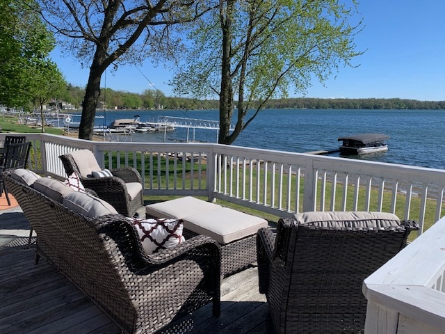 Sand Lake beachfront cottage w/sandy beach