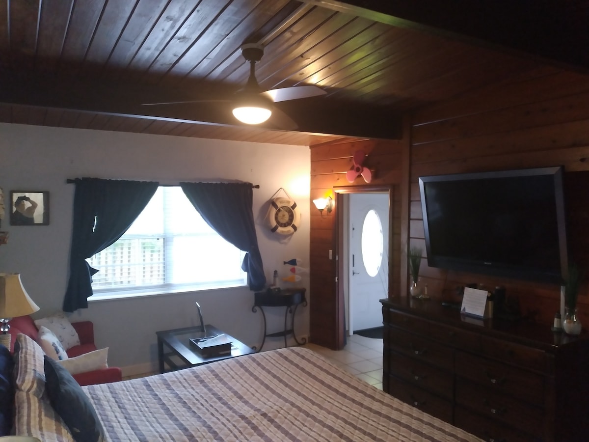 The Sunsplash Getaway Guest Suite