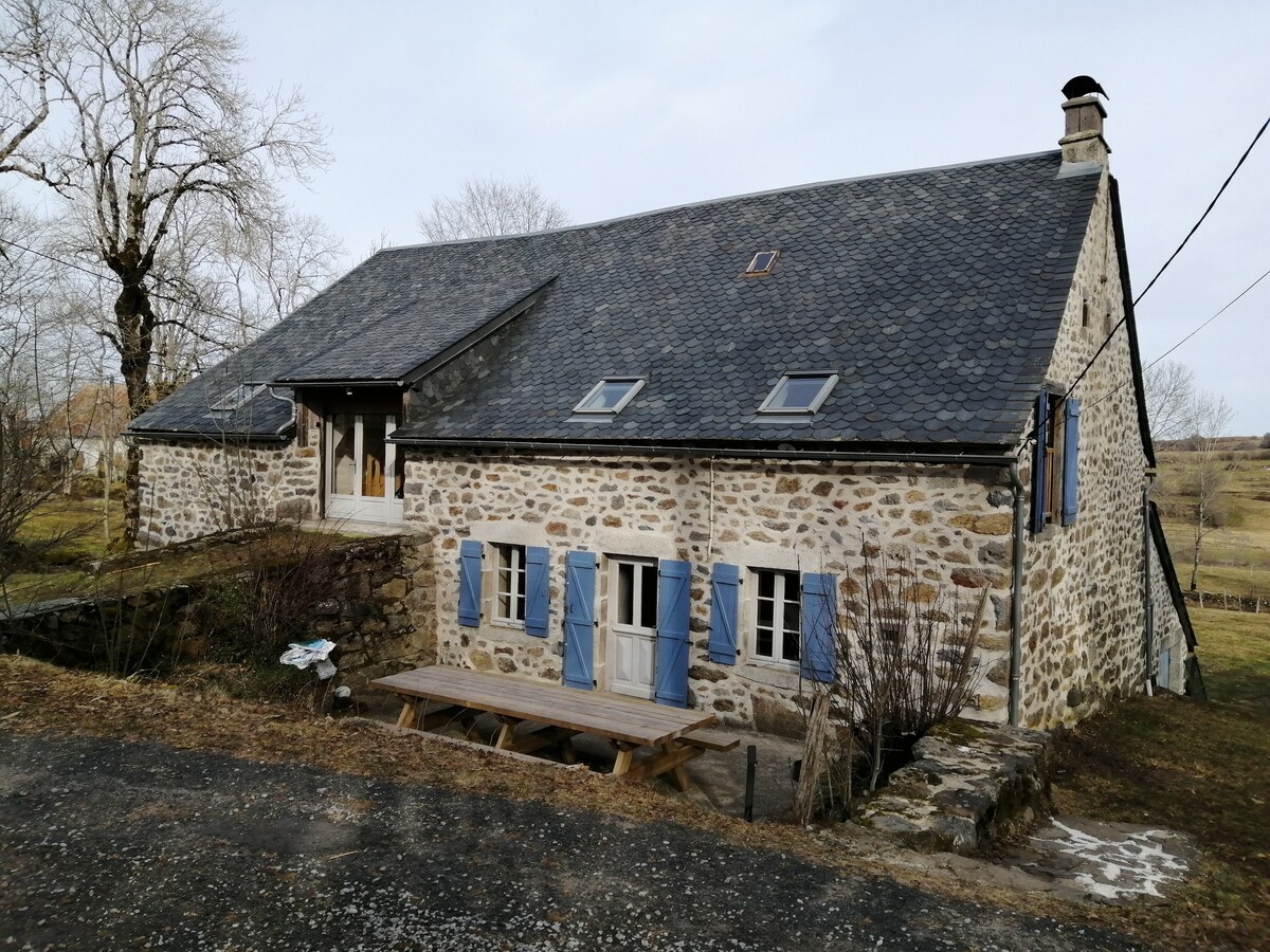 桑希山脉（ Sancy Mountains ）的老农舍