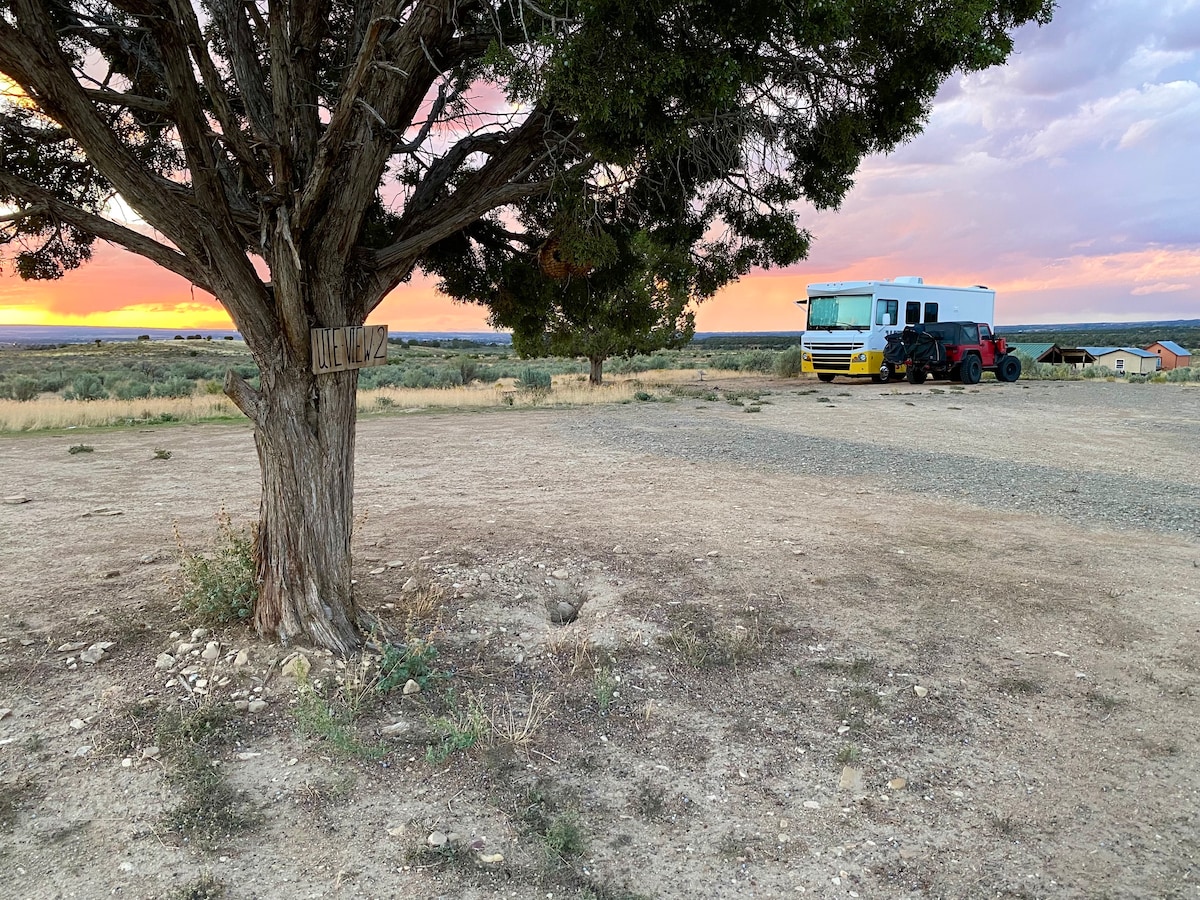 房车现场，配备电力和便利设施。Mesa Verde景观！