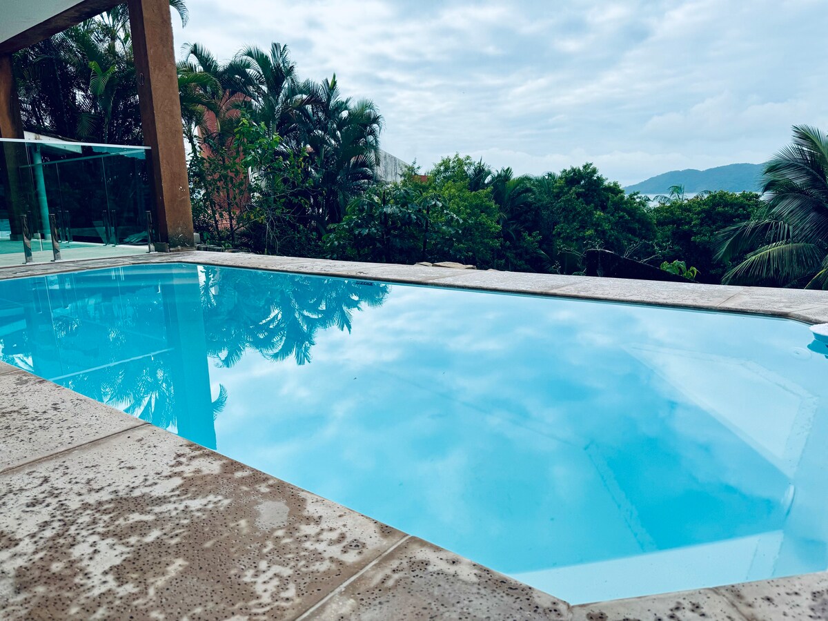 带泳池的房子，可欣赏海景，位于科卡尼亚（ Cocanha ）海滩上