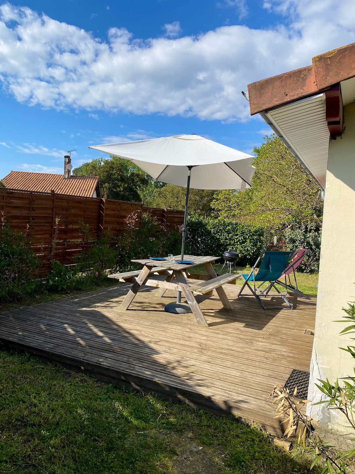 Cabane landaise avec terrasse et jardin