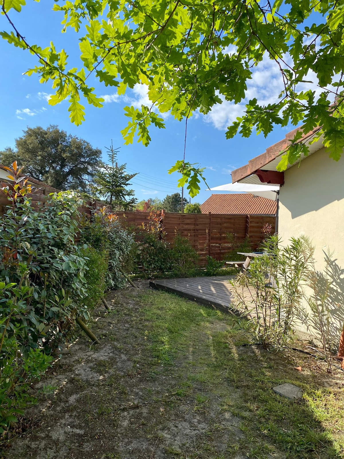 Cabane landaise avec terrasse et jardin