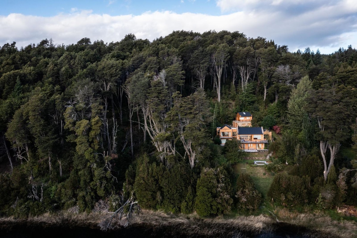 俯瞰Cerro tronador湖的湖边小屋