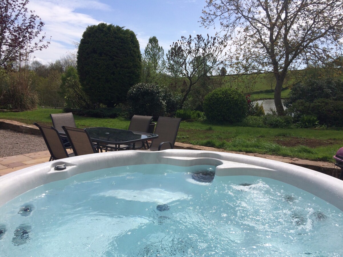 Chestnut Lodge & Private Hot Tub @ Pitlands Farm