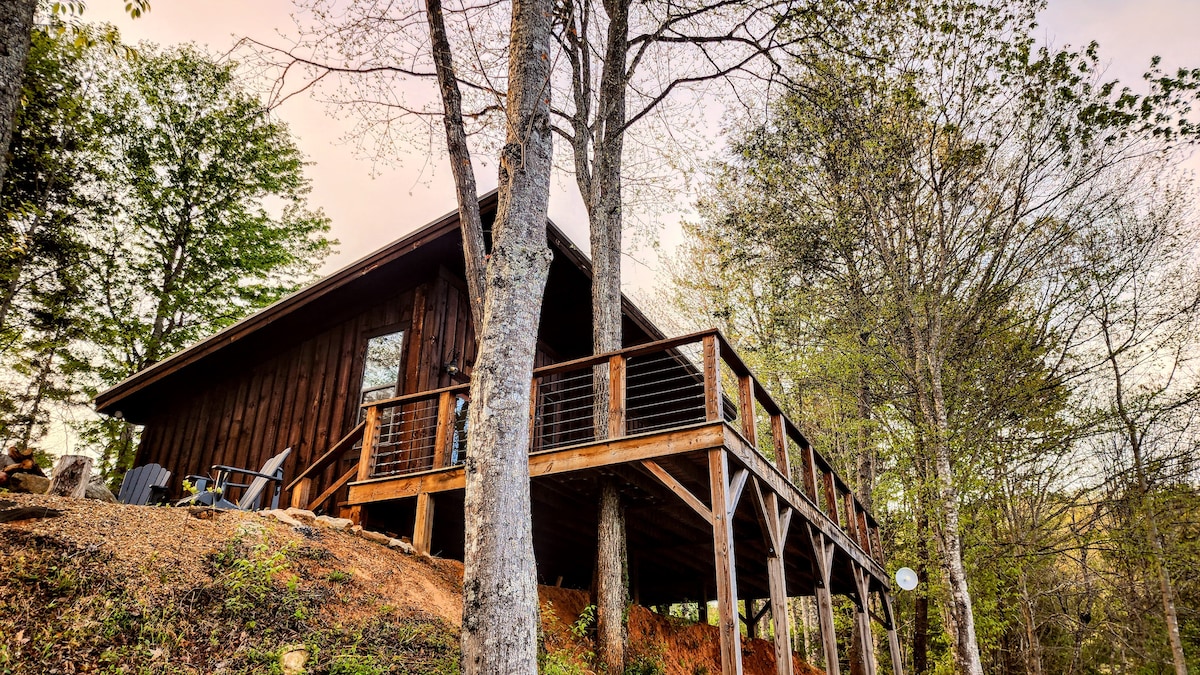 Sunrise Cabin With Mountain View