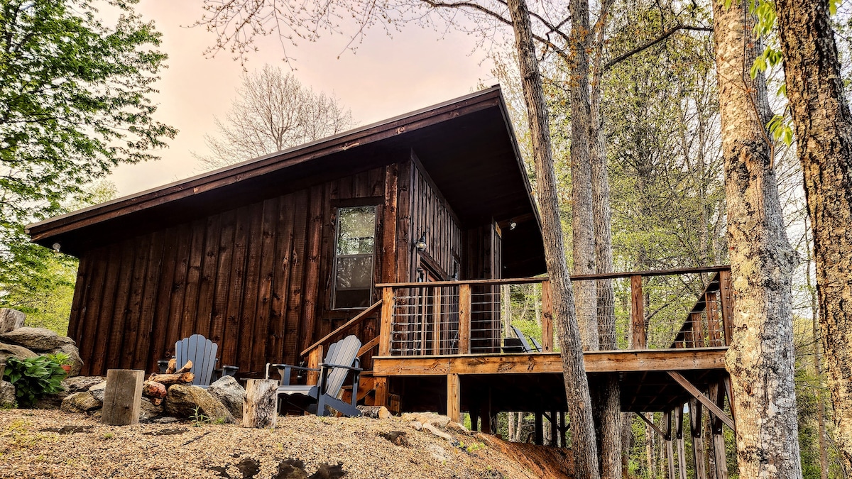 Sunrise Cabin With Mountain View