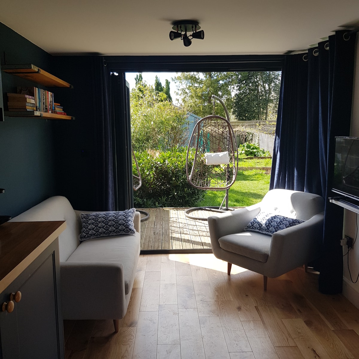 Cosy Garden Apartment near Oxford and JR