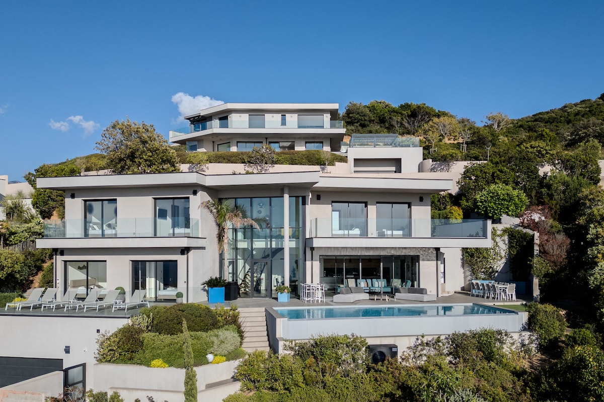 Villa haut de gamme, piscine chauffée et vue mer