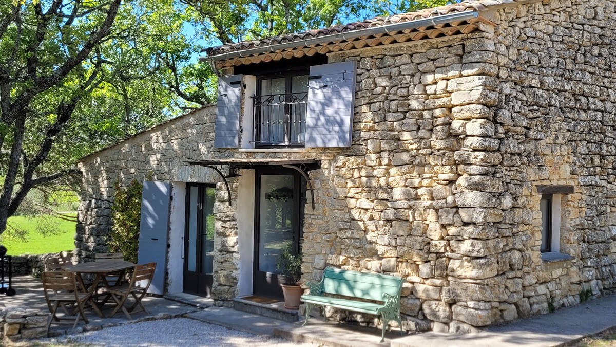 Ancienne bergerie avec grande piscine partagée