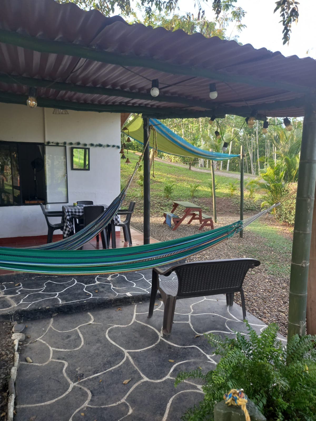 Acogedora casita campestre con río cerca