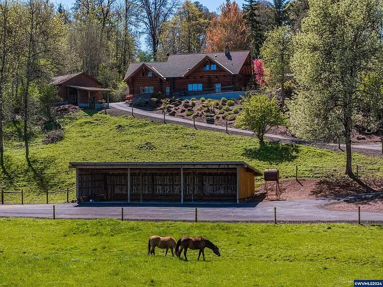 Luxurious Log Home Retreat on the River in Albany