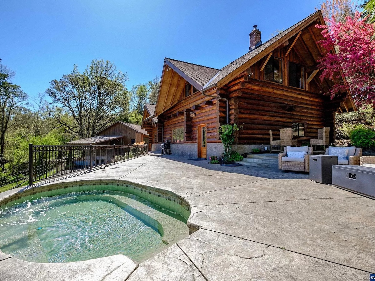 Luxurious Log Home Retreat on the River in Albany