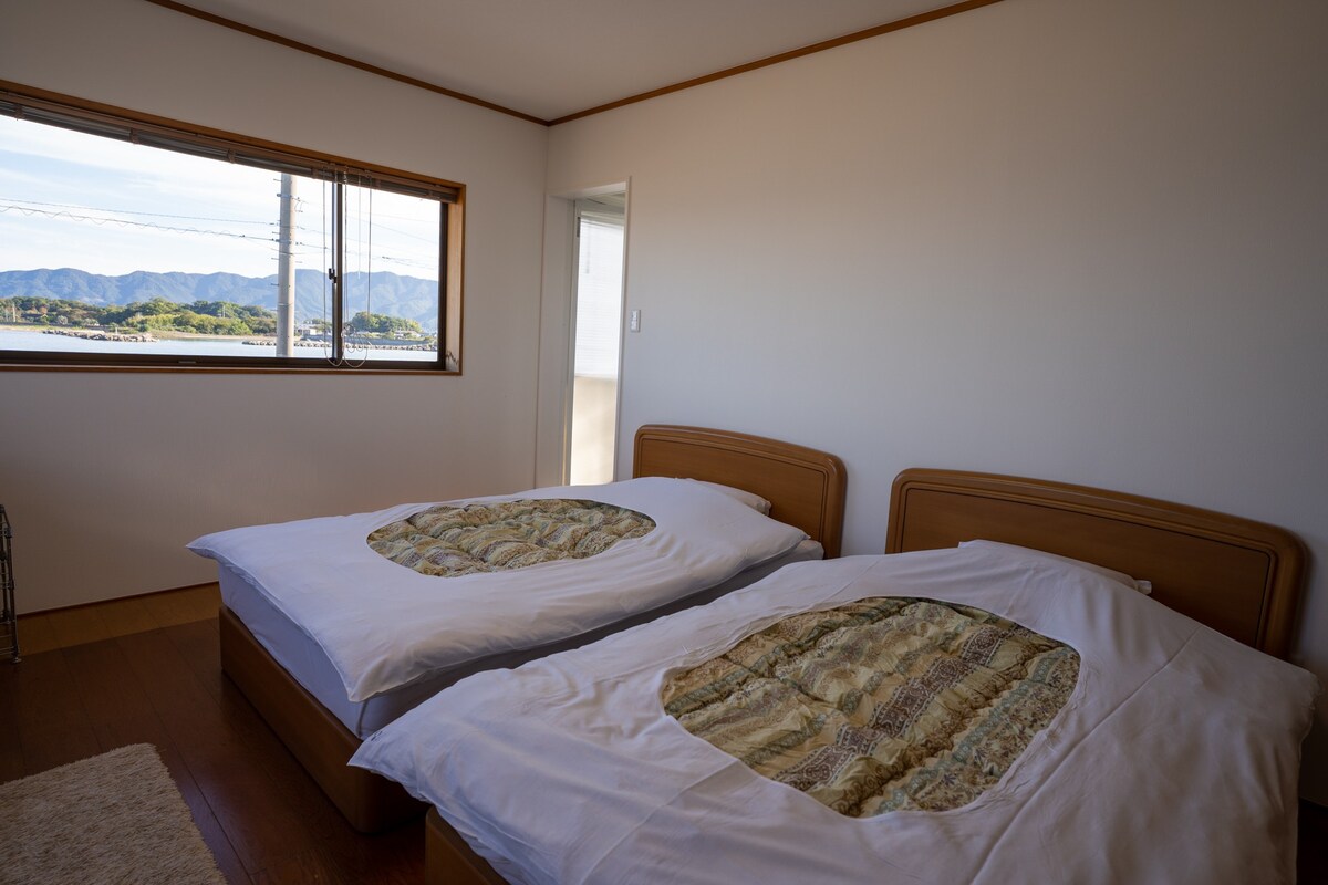 宁静的西式客房，可欣赏香川和德岛之间的美景，以及濑户内海和安藤池塘之间的美景