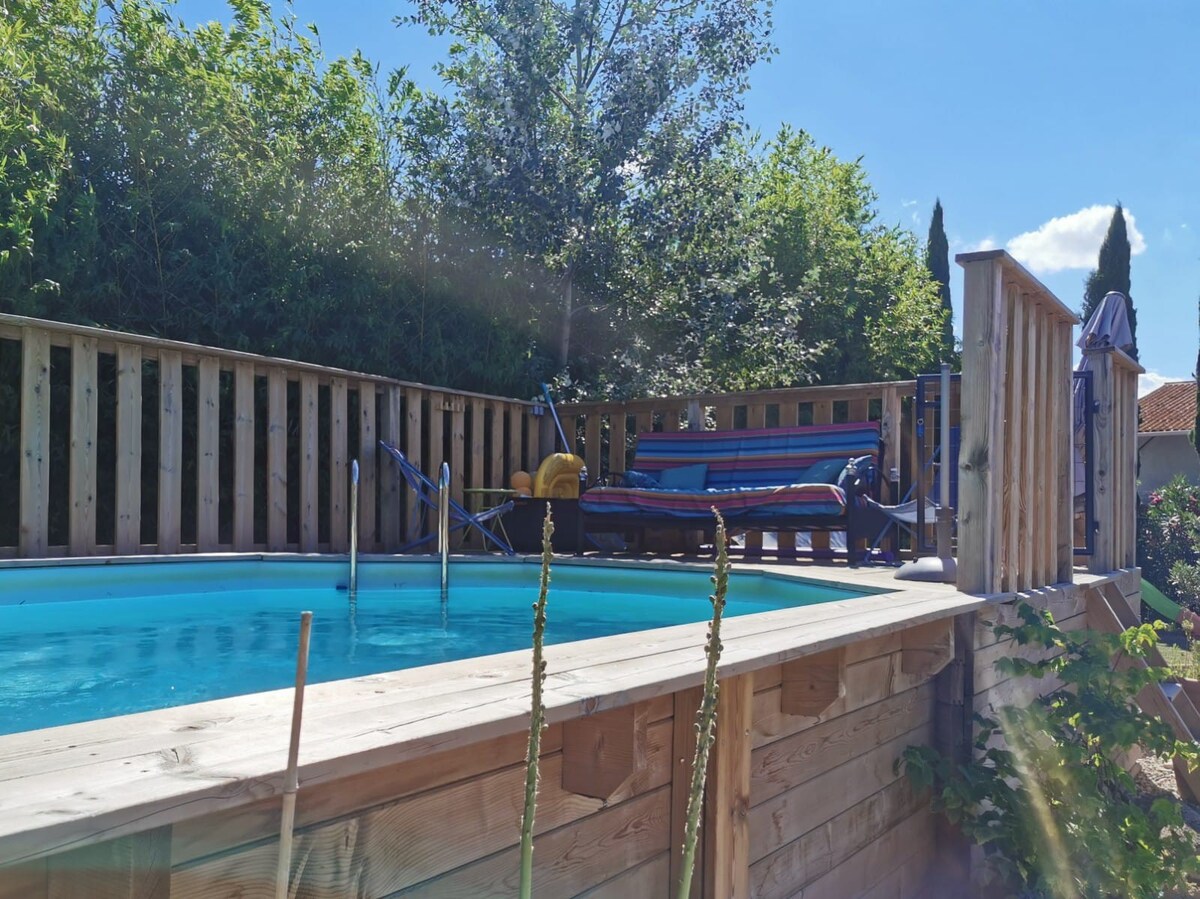 普罗旺斯村带泳池的房子。