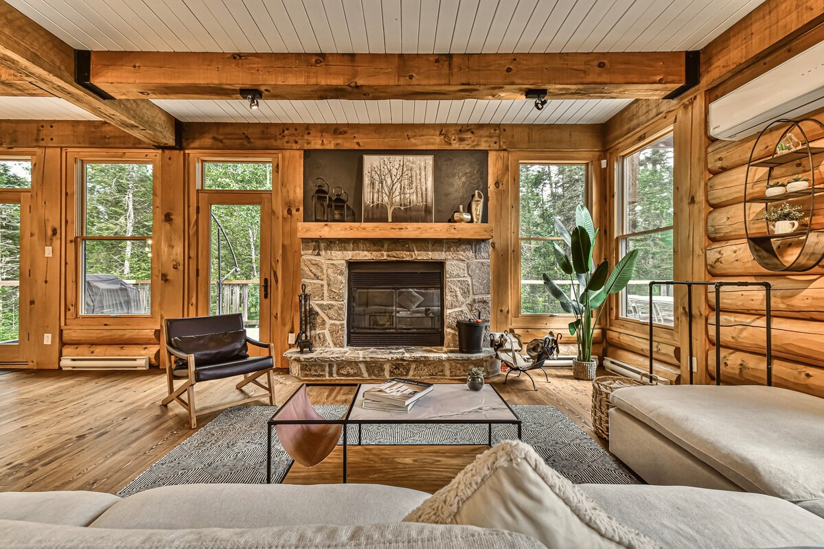 Spacious Authentic Log Cabin with Hot tub