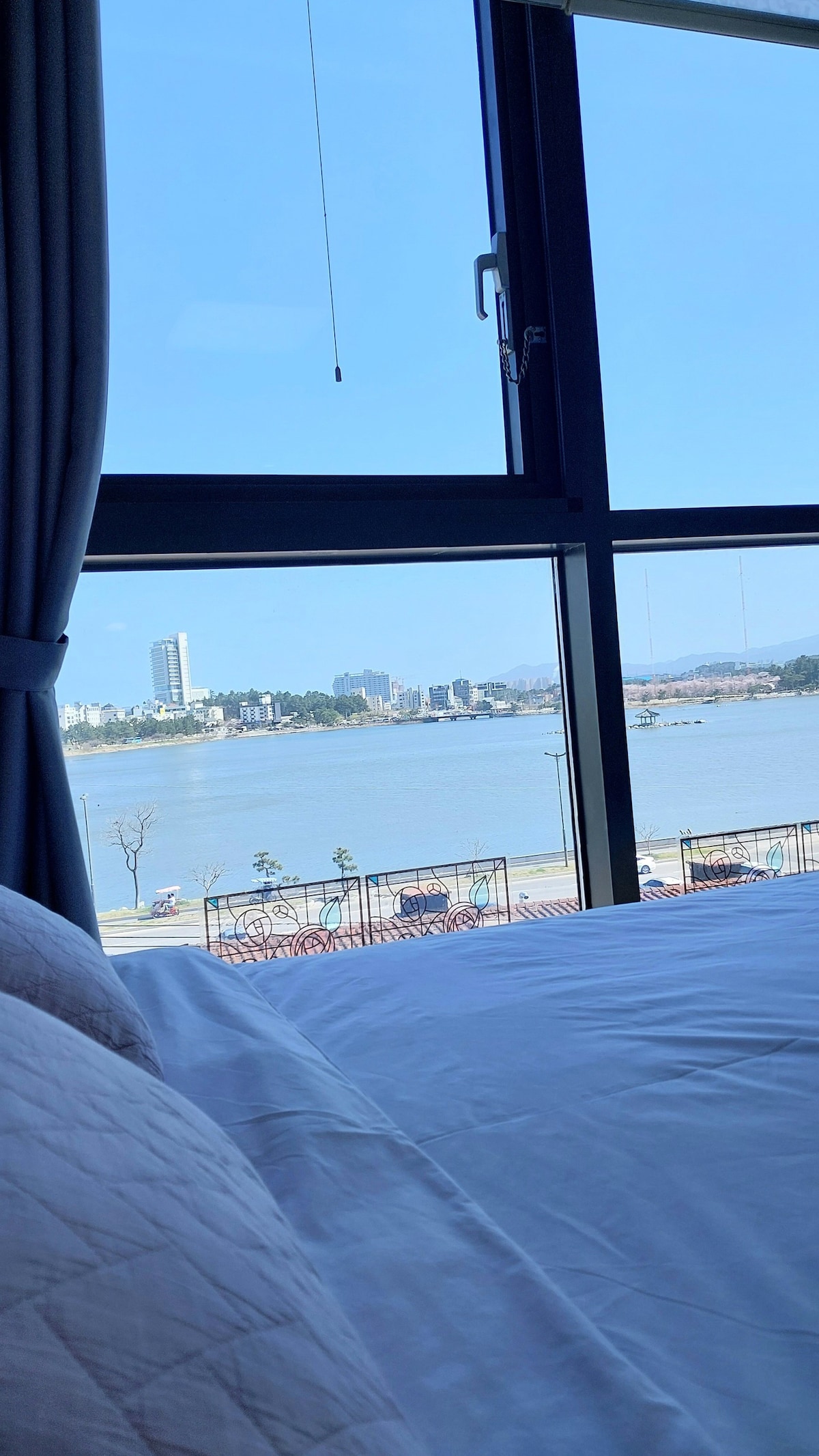 一瞥京坡海和湖泊~可欣赏壮丽的湖景！从床上欣赏日出！令人印象深刻！免费网络！干净！友好的Gyeongpo High Ocean酒店！