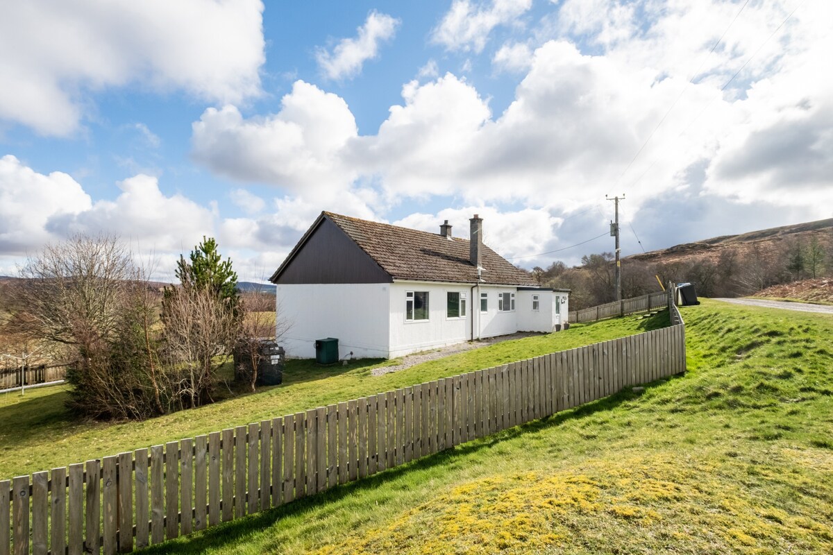 Rural Cottage near Lairg with country views.