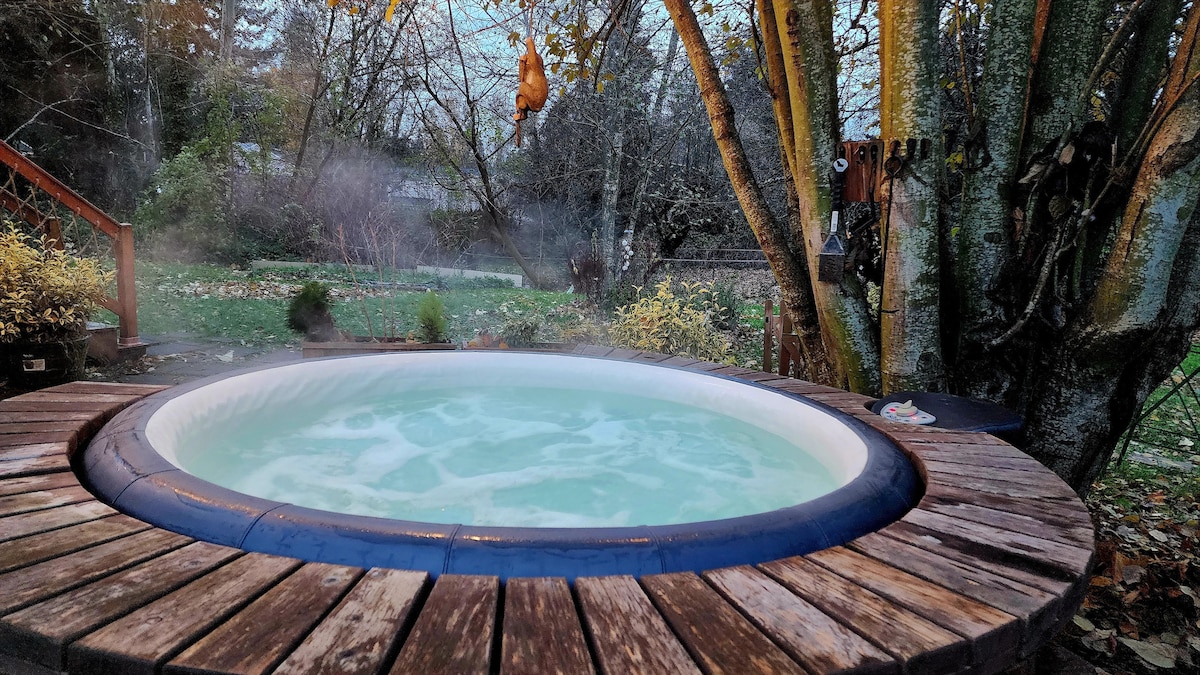 Urban Mongolian Yurt: Serenity near Seattle