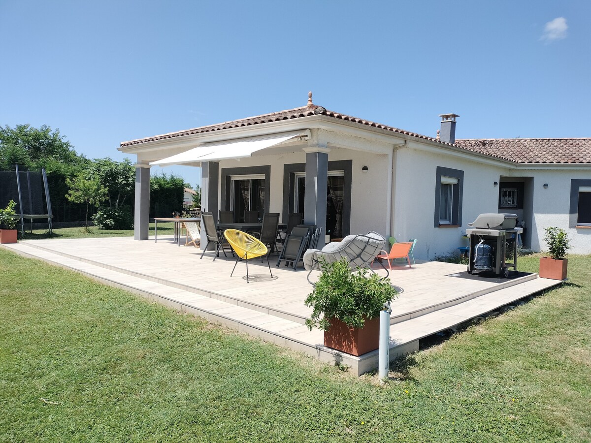 Maison avec piscine, terrain de pétanque