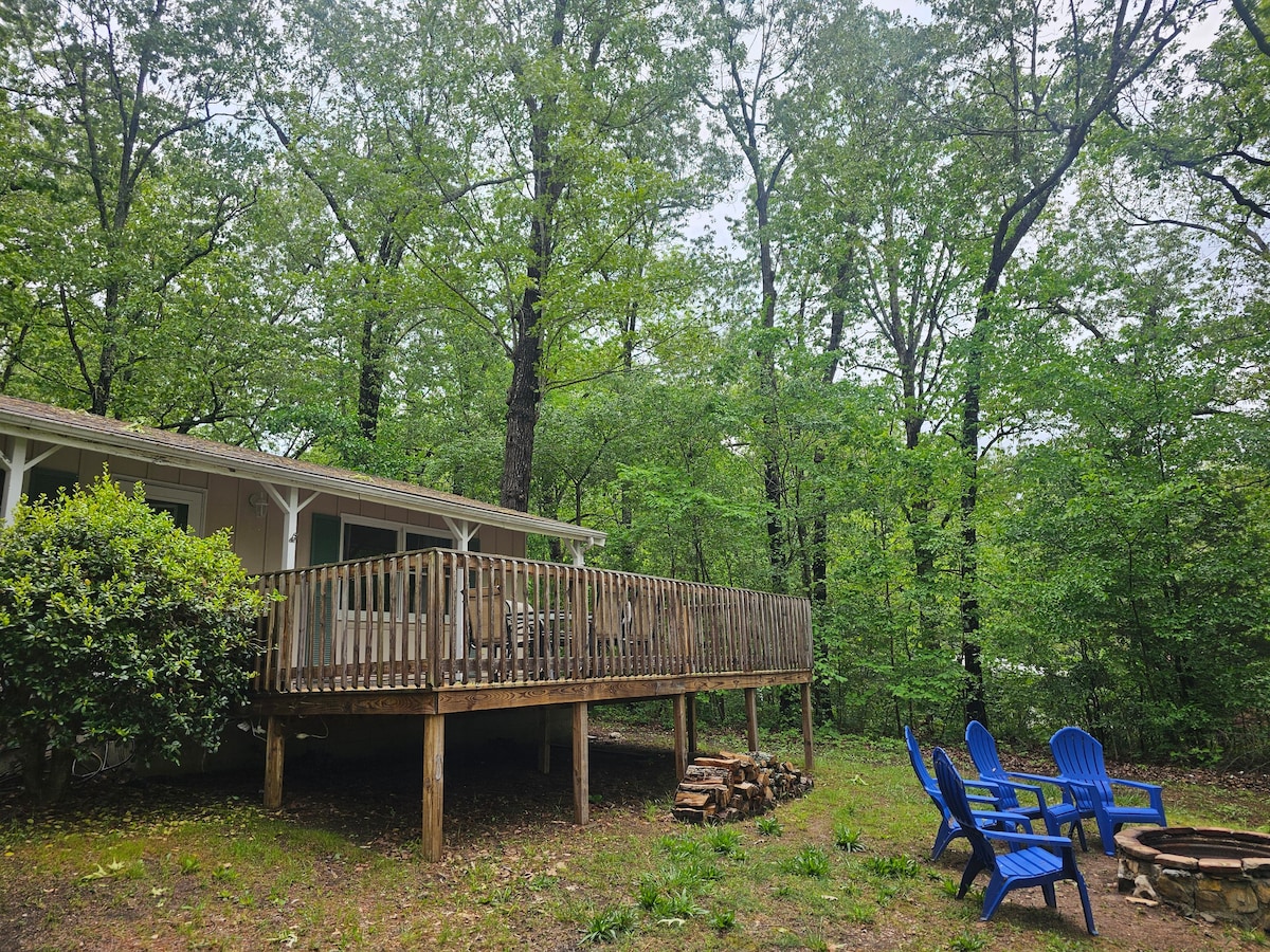 Lakeview private home w/ kayaks, deck, firepits.