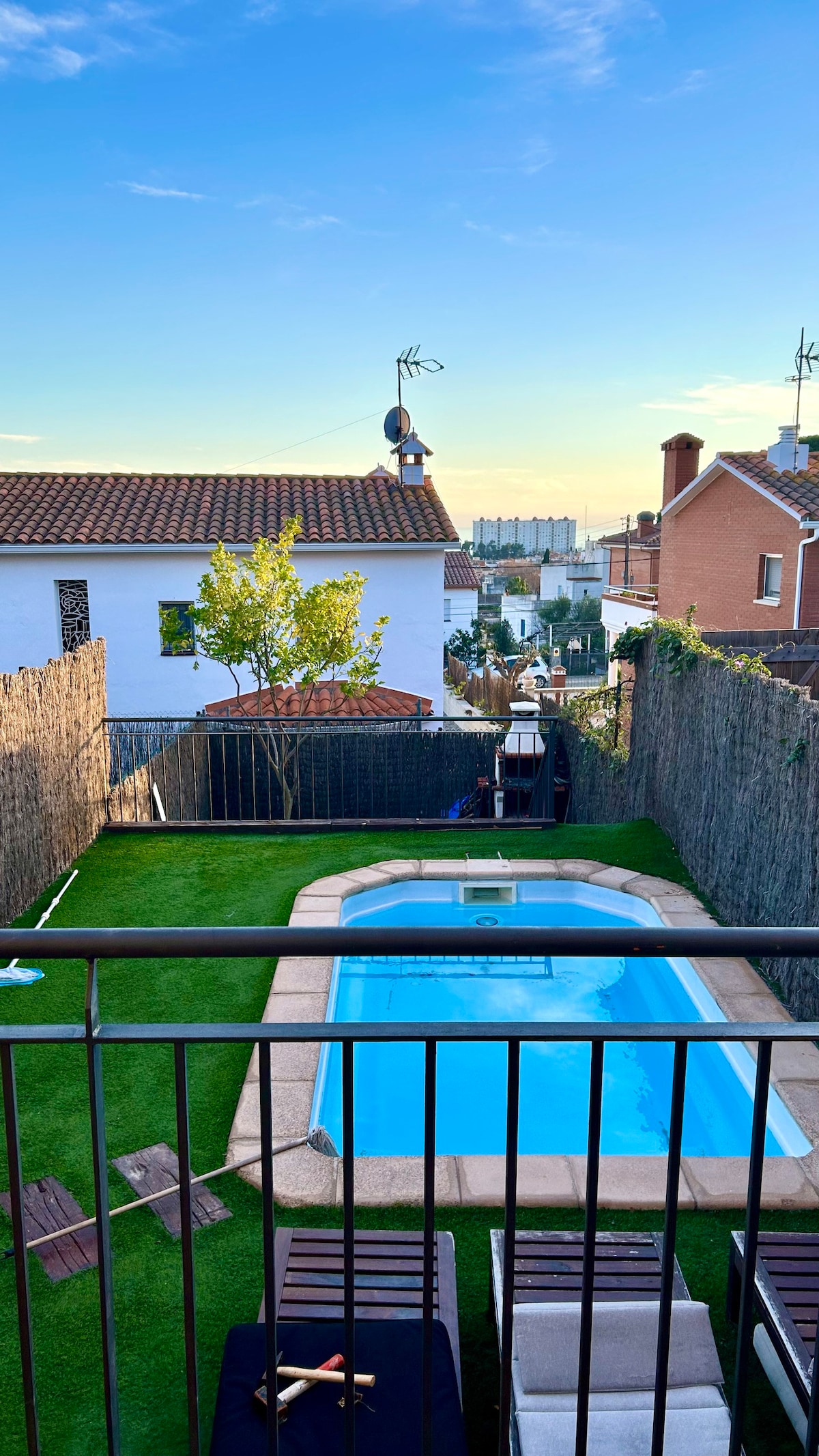 Suite con baño privado con piscina y vistas al mar