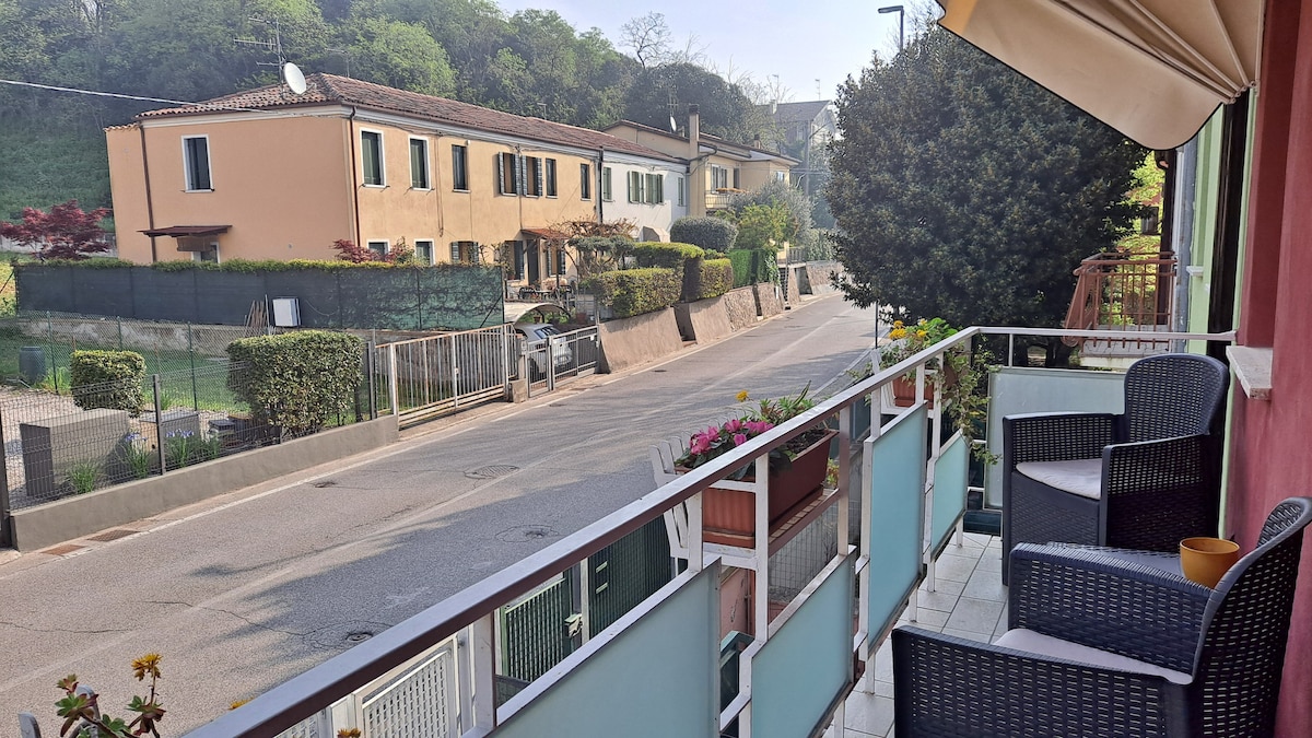 Appartamento con balcone vista colli