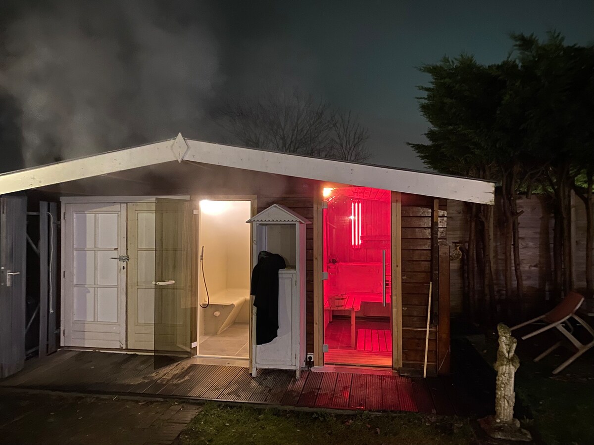 Spaanse Bungalow met sauna nabij Amsterdam