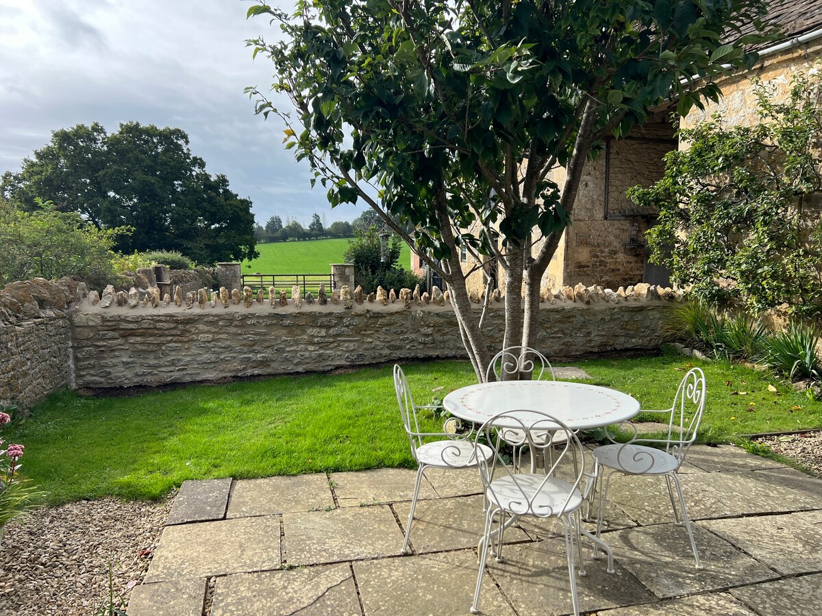 Charming Cotswold stone cottage in Wiltshire