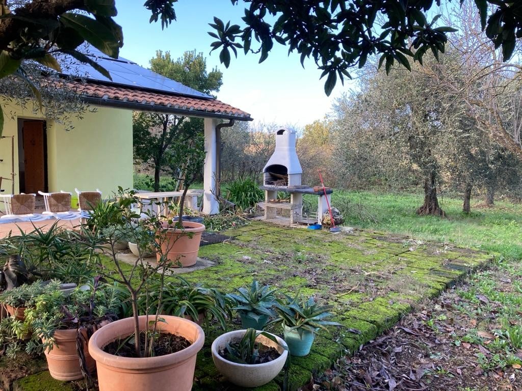 Casa in campagna con camino e barbecue