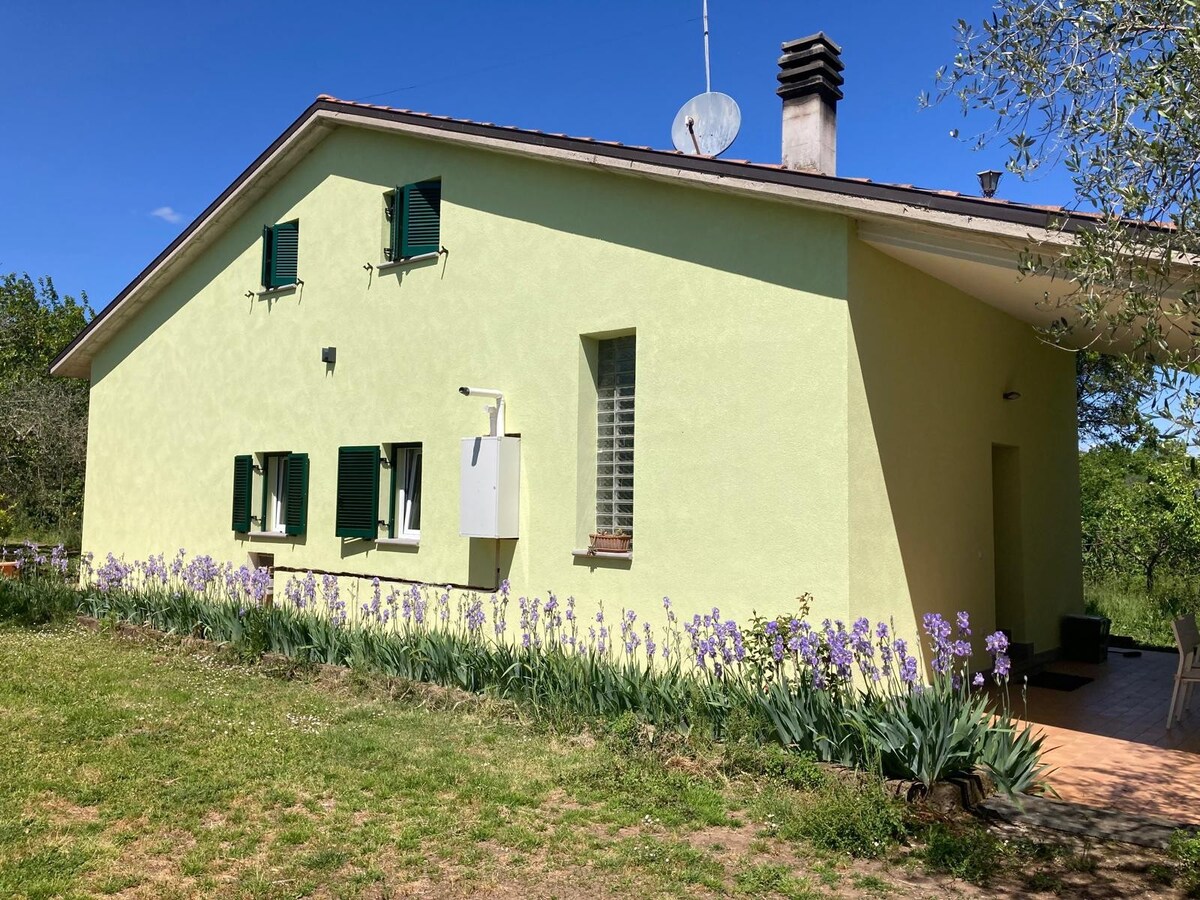 Casa in campagna con camino e barbecue