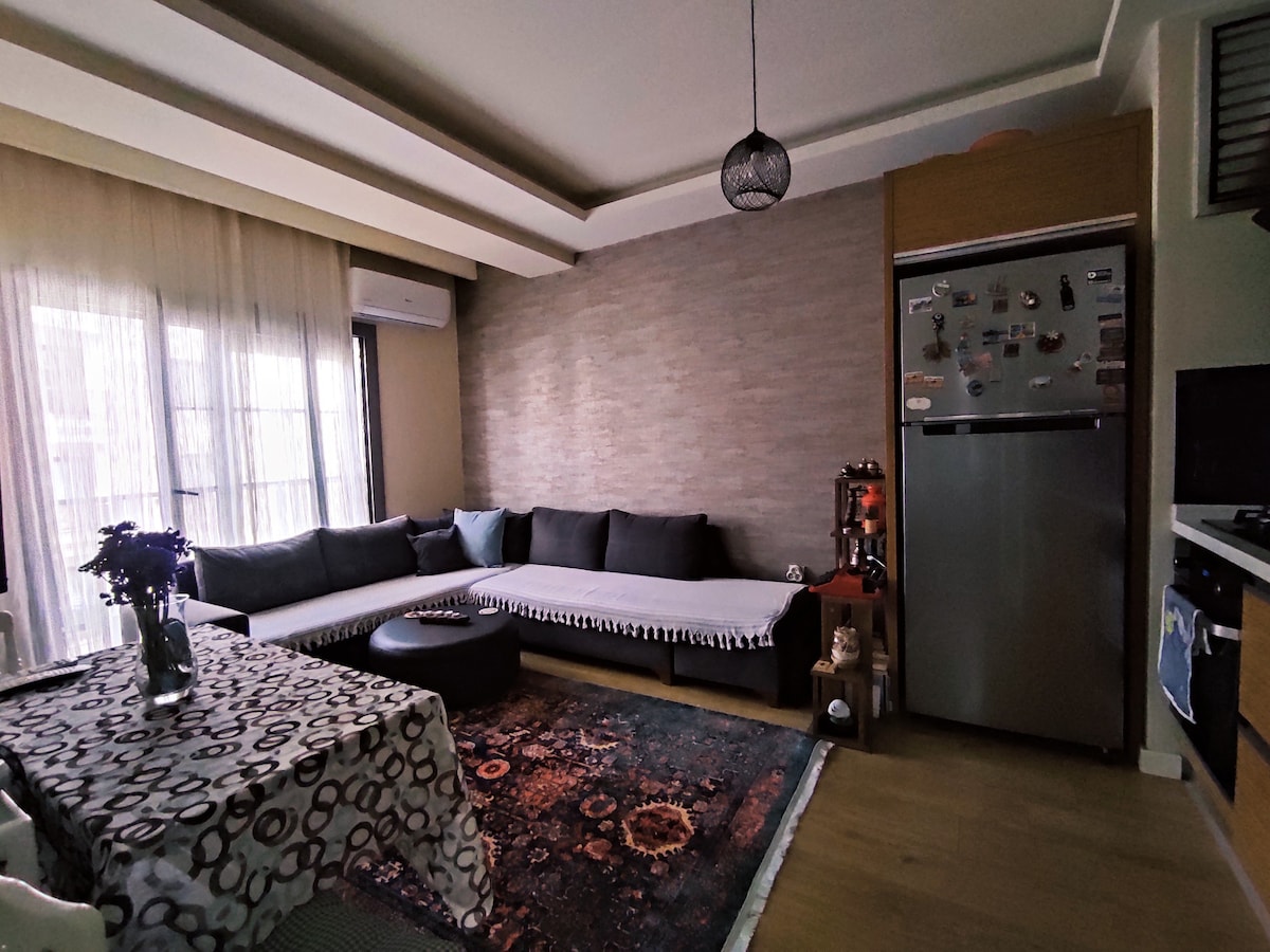 位于Karşıyaka中心新建大厦内的整套公寓，配有空调