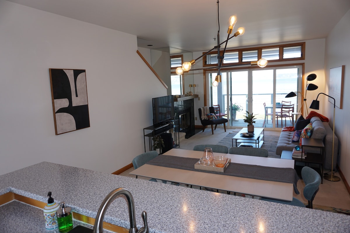 Seaside Oasis: Oceanfront Bliss Condo at Semiahmoo