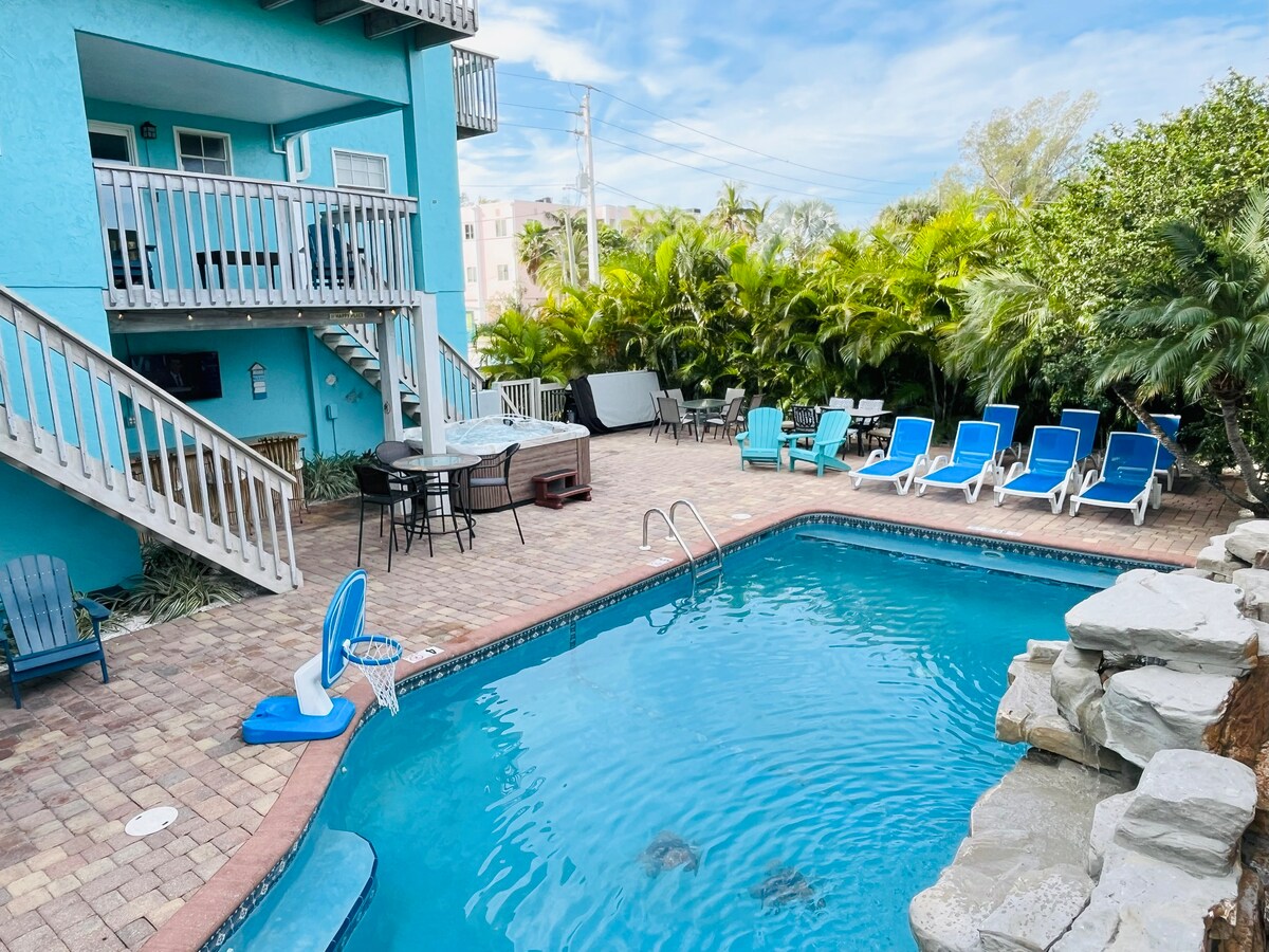 Large Rental! Spa, Pool, Tiki Bar, Ocean Views.