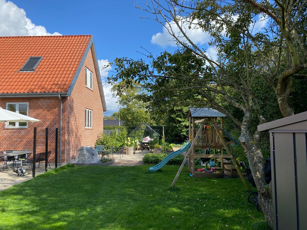 Hyggelig murermestervilla nær strand og Aarhus C