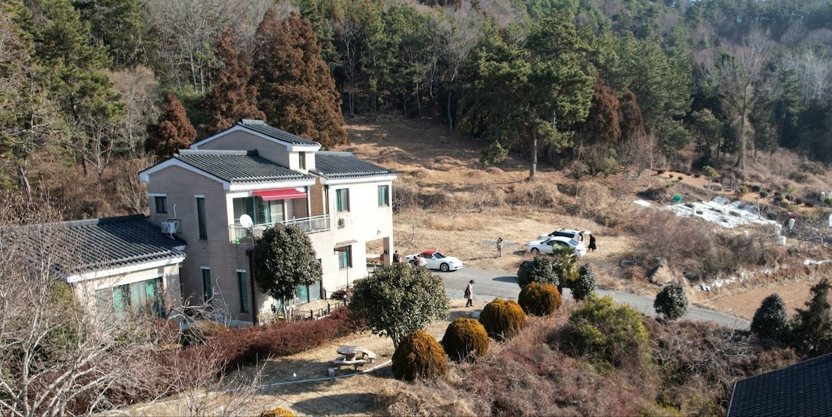 [Jangheung 1591]一栋房子，您可以在那里看到被柏树森林包围的大海