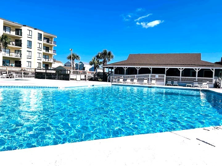 翻新的公寓|游泳池|通往海滩|景观！