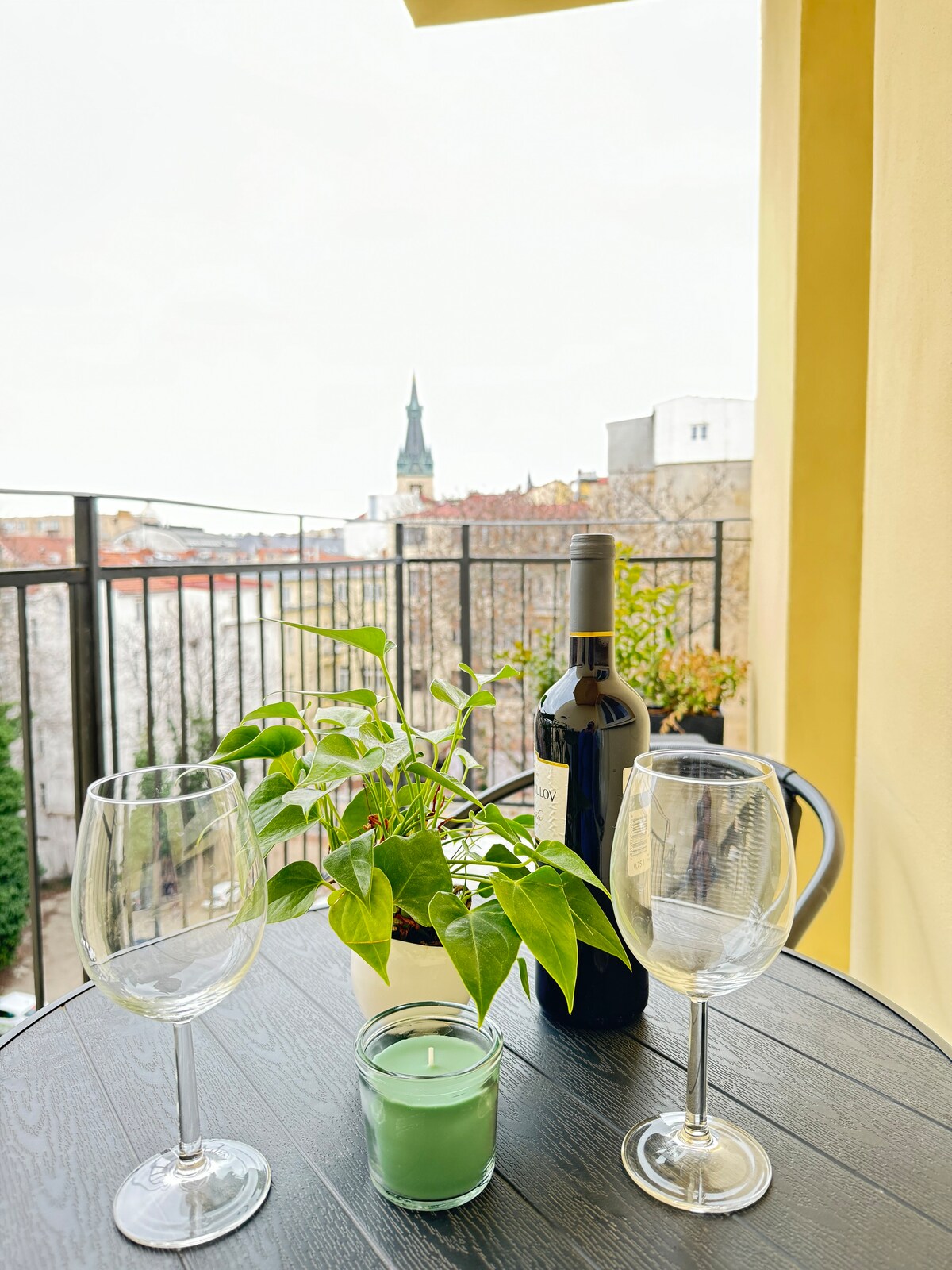 New modern-style apart with balcony in the Praha 2