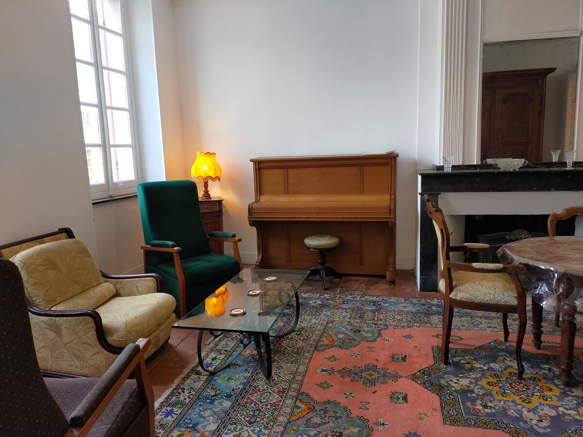 位于Chalabre市中心的钢琴公寓。