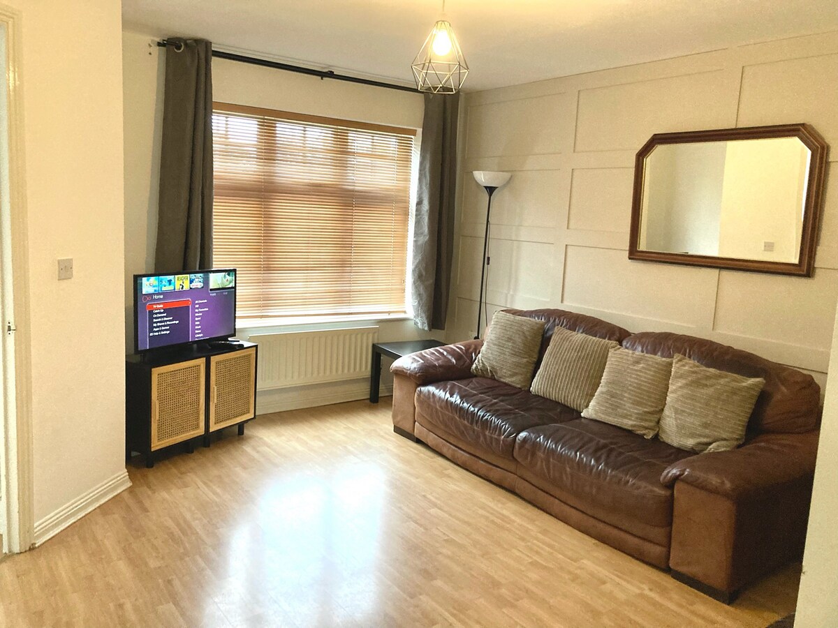 Chessington SW London 6 Guests Free Parking J9:M25