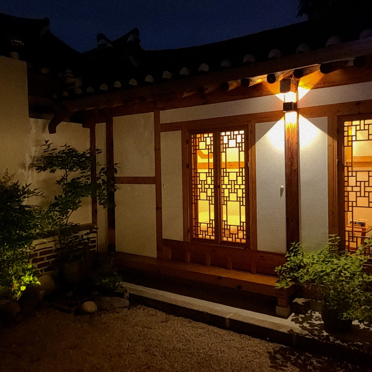 宁静的房子，配有95年历史的传统韩屋和世纪中叶设计师家具