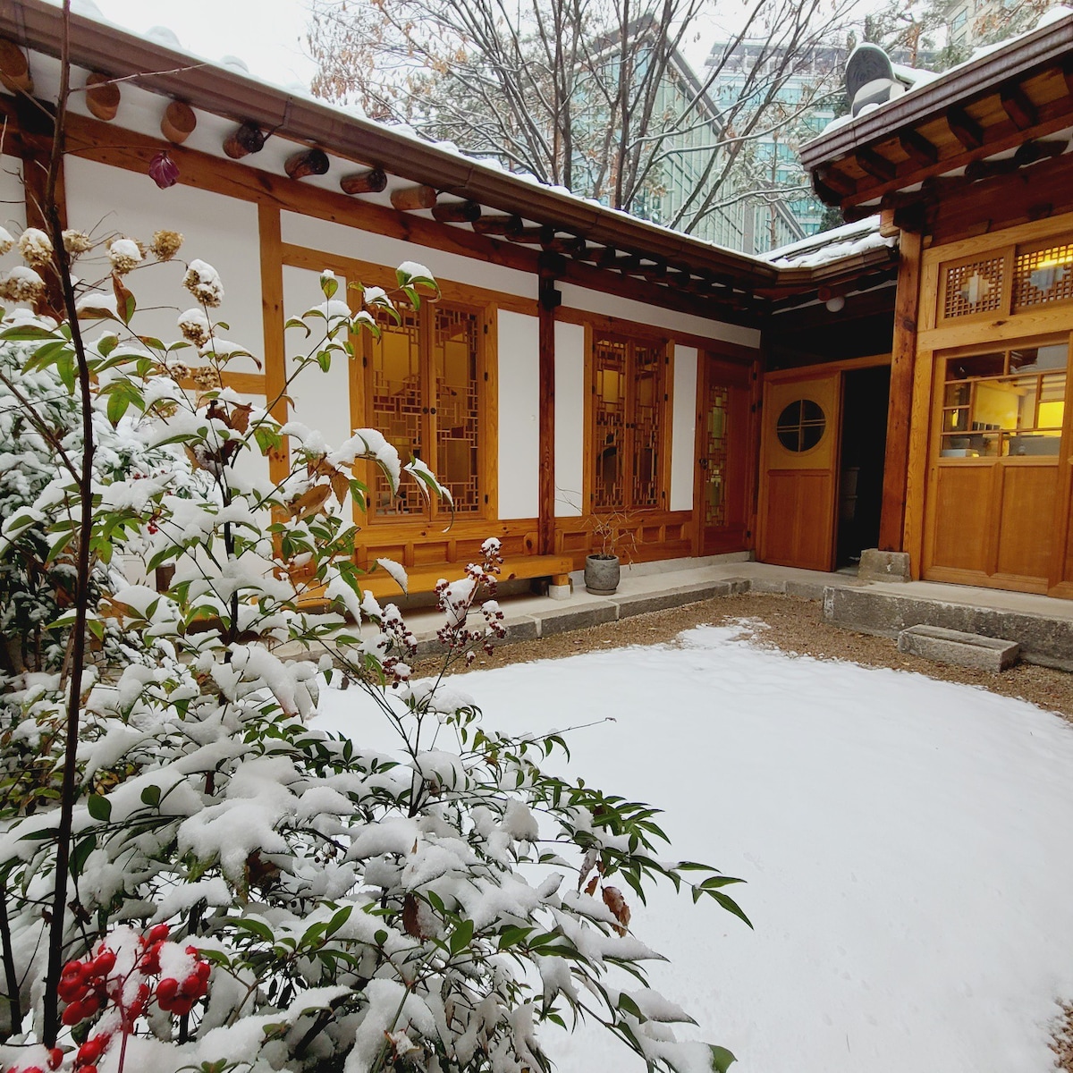 宁静的房子，配有95年历史的传统韩屋和世纪中叶设计师家具