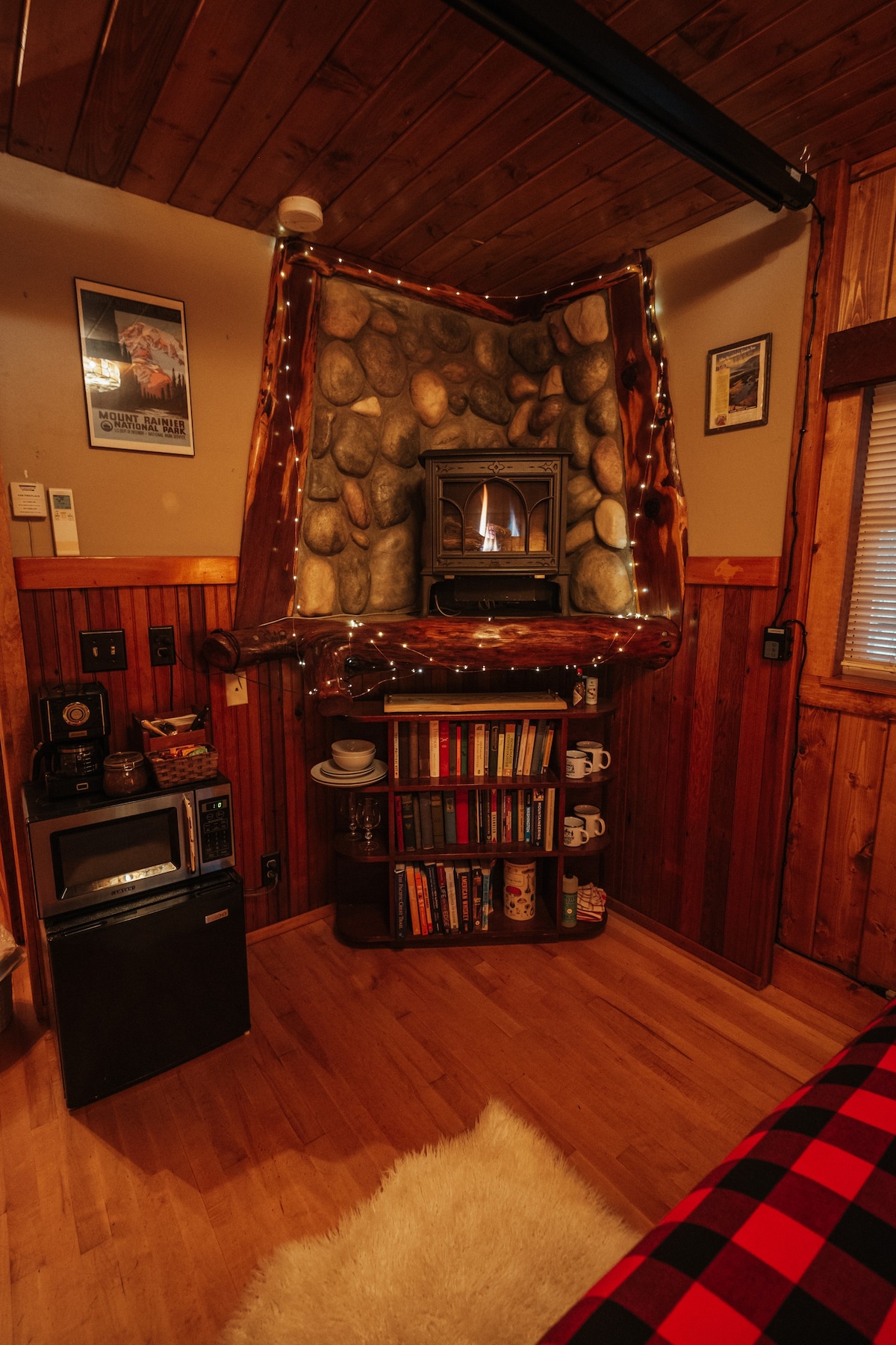 Kautz Suite at Ashford Lodge - Hot Tub, Fireplace!